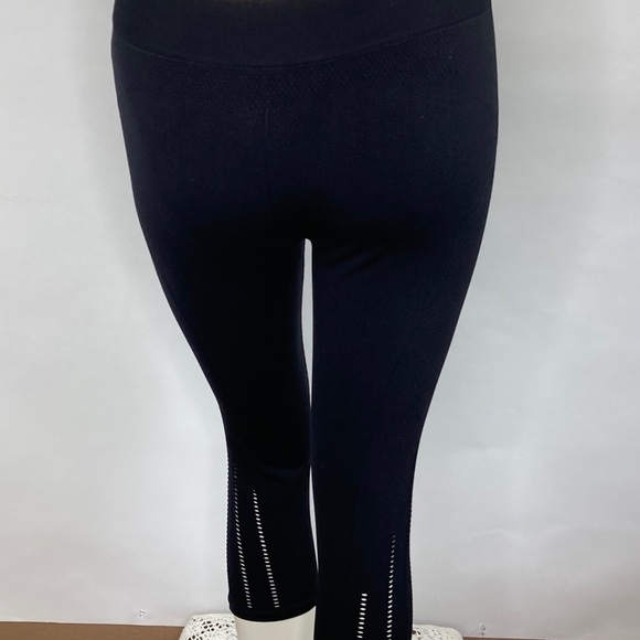 Fabletics Cropped Leggings with eyelets - Picture 6 of 7